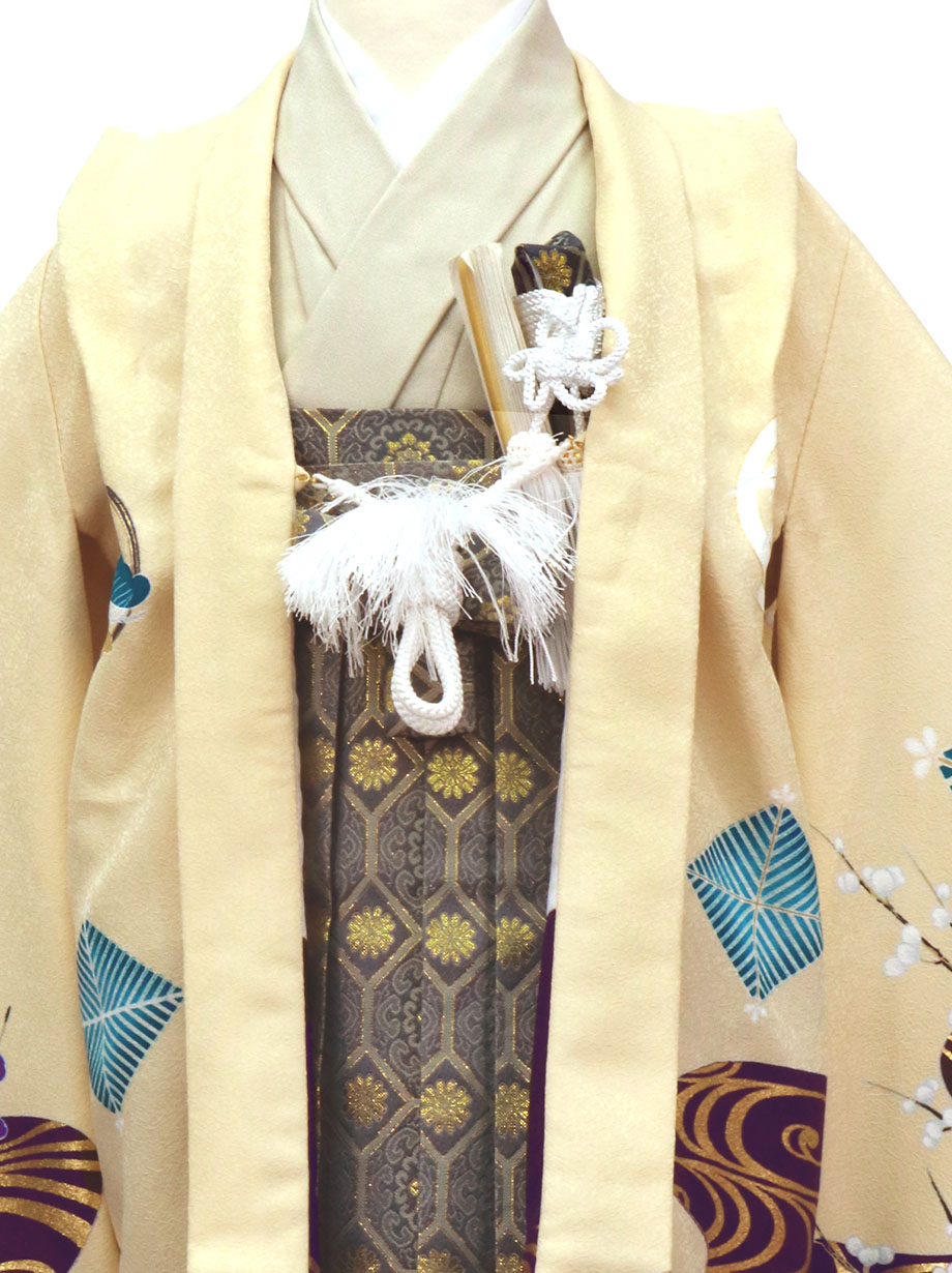 薄黄色地に白鷹と梅、藍鼠の袴／小さめサイズ／七五三・五歳男の子・袴／衿元詳細