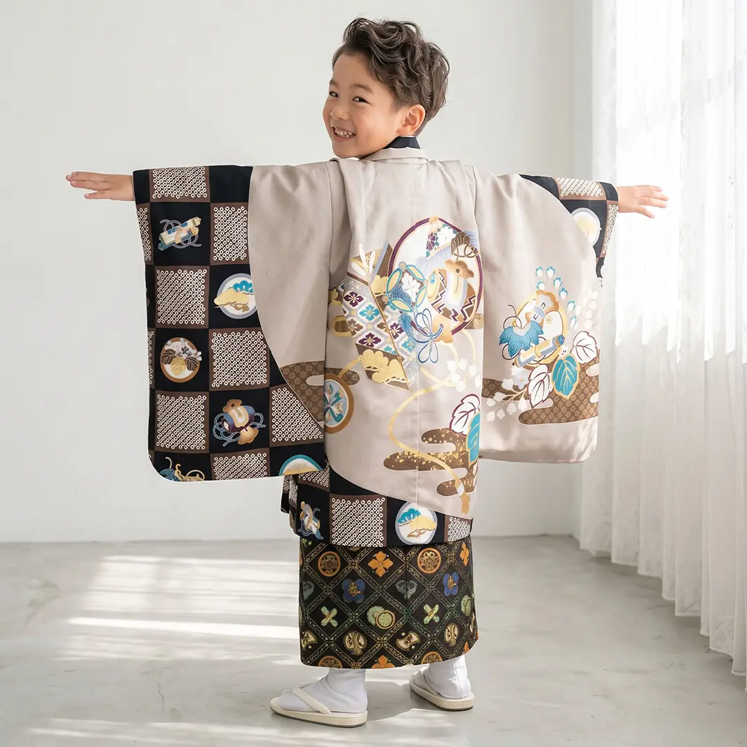 桜鼠地に市松と宝尽くし、黒の袴／小さめサイズ／七五三・五歳男の子・袴／着用イメージ