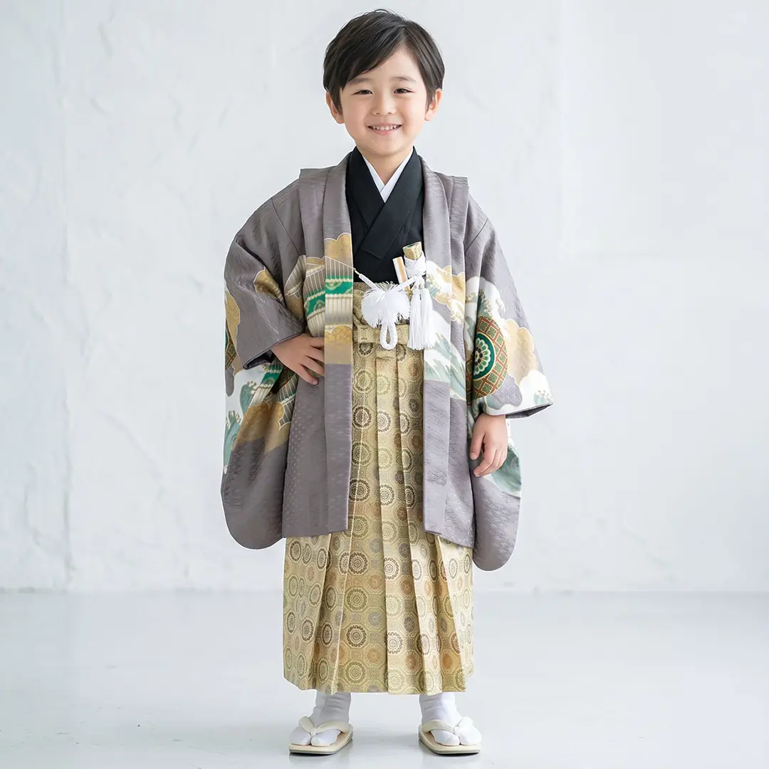 グレー地に兜と丸紋、金襴の袴／七五三・五歳男の子・袴／着用イメージ