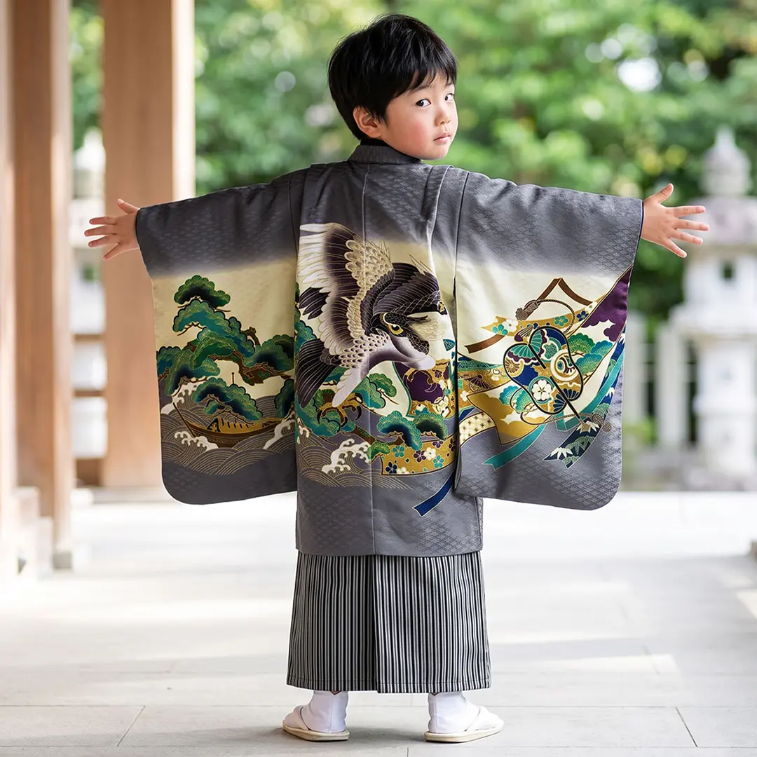グレー地に鷹と松に波、黒縞の袴／七五三・五歳男の子・袴／着用イメージ