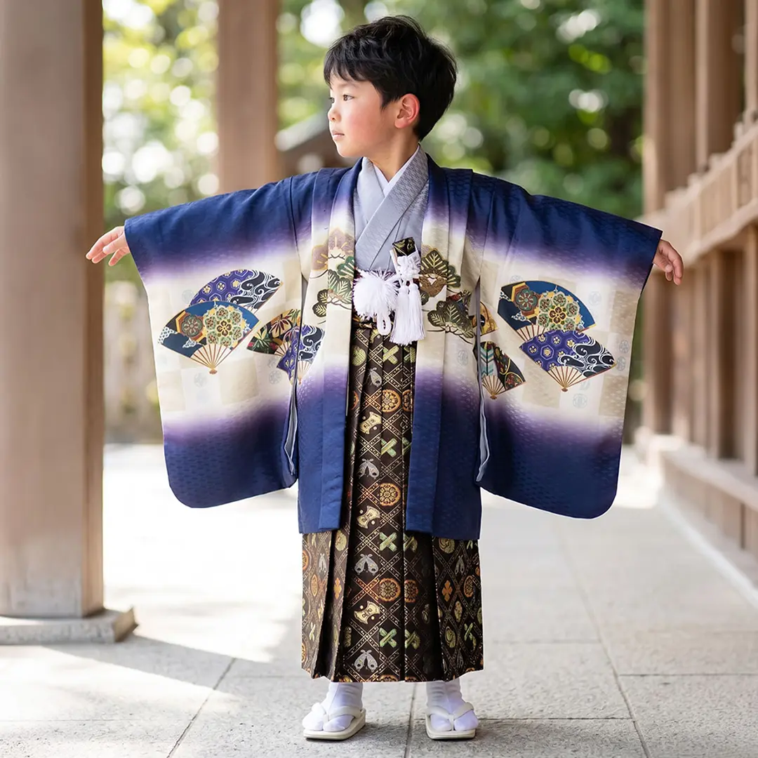 青地に鷹と市松に扇、黒の袴／七五三・五歳男の子・袴／着用イメージ