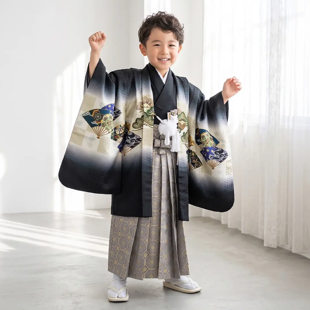 黒地に鷹と市松に扇、藍鼠の袴／七五三・五歳男の子・袴／着用イメージ