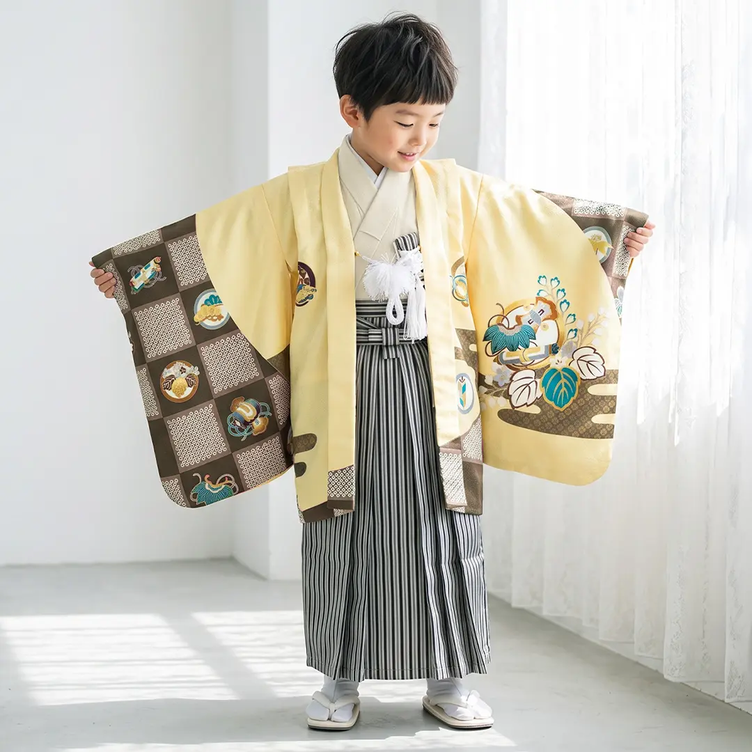 蜂蜜色地に市松と宝尽くしの黒縞の袴／小さめサイズ／七五三・五歳男の子・袴
