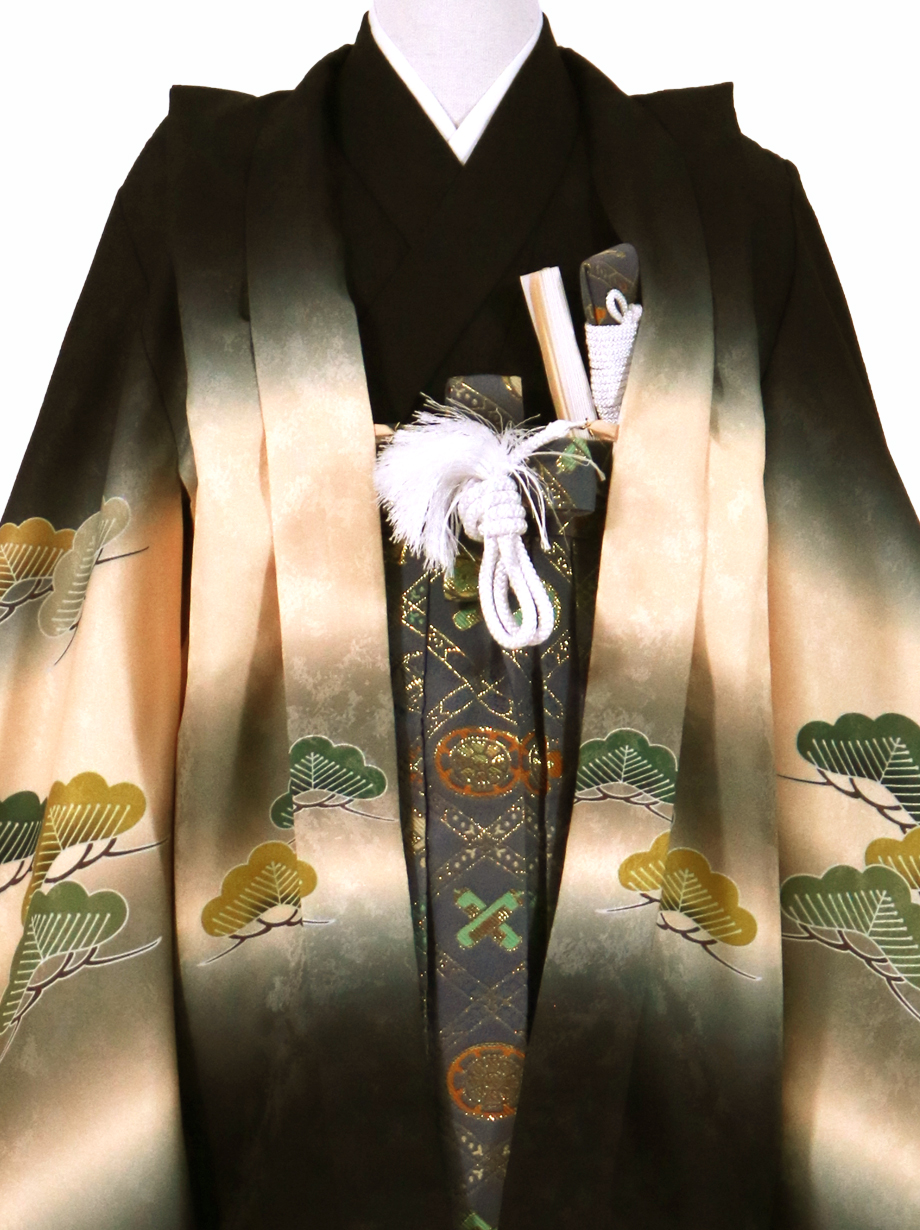 黒地に熨斗（のし）と松、グレー袴／七五三・五歳男の子・袴／衿元詳細