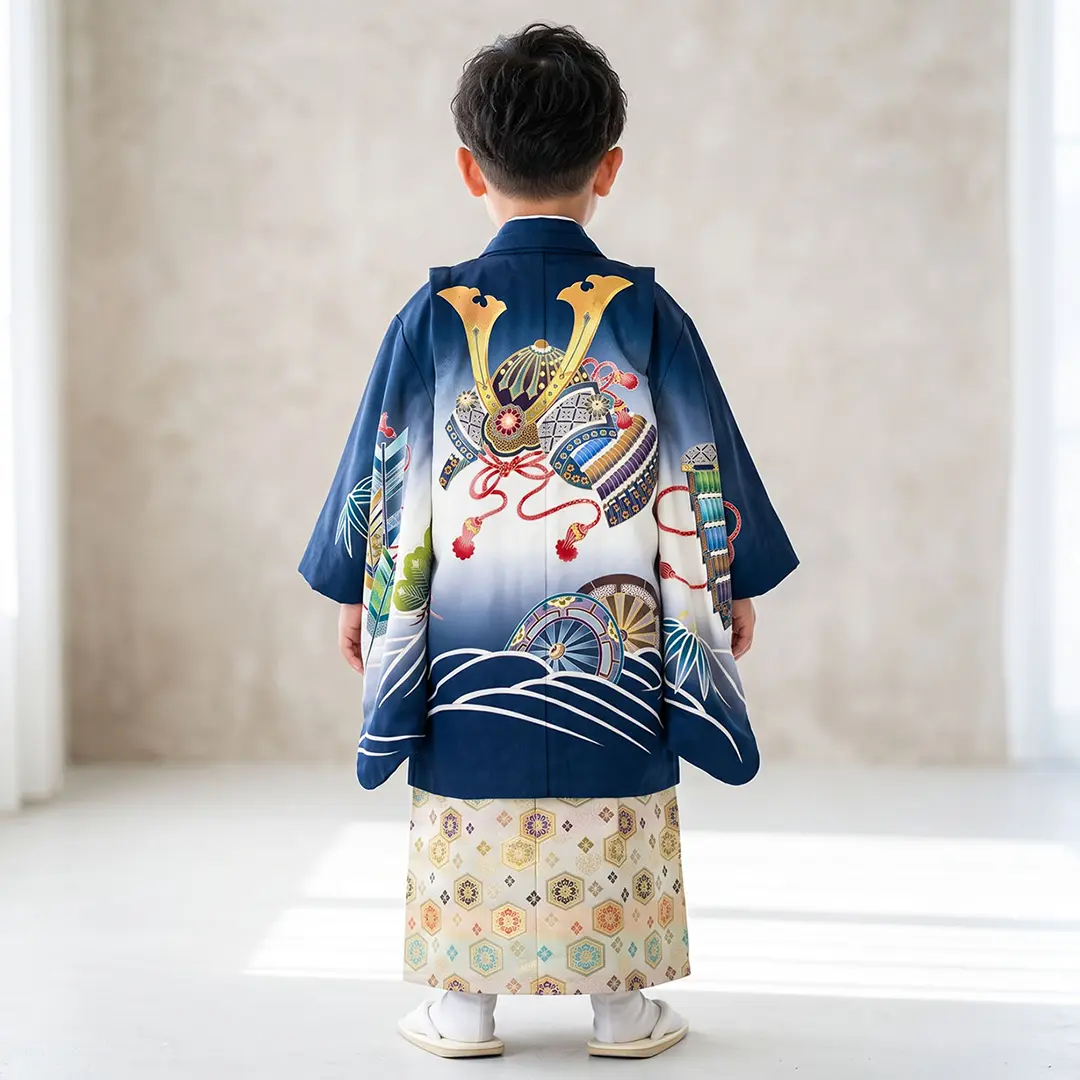 紺地に兜と片輪車文、菊亀甲縞の袴／七五三・五歳男の子・袴／着用イメージ