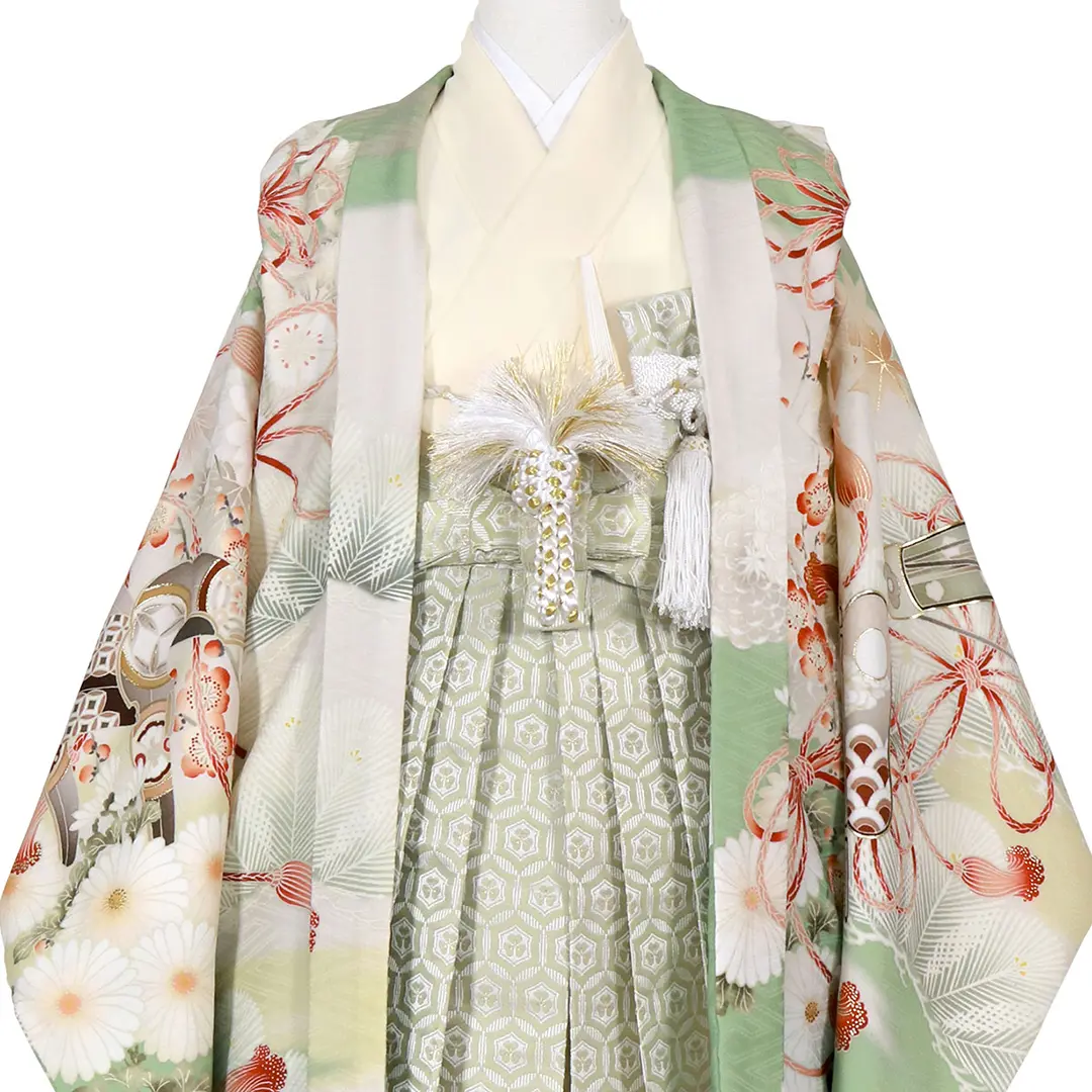 《華徒然》淡い千草色地に鷹と武具、白の袴／七五三・五歳男の子・袴