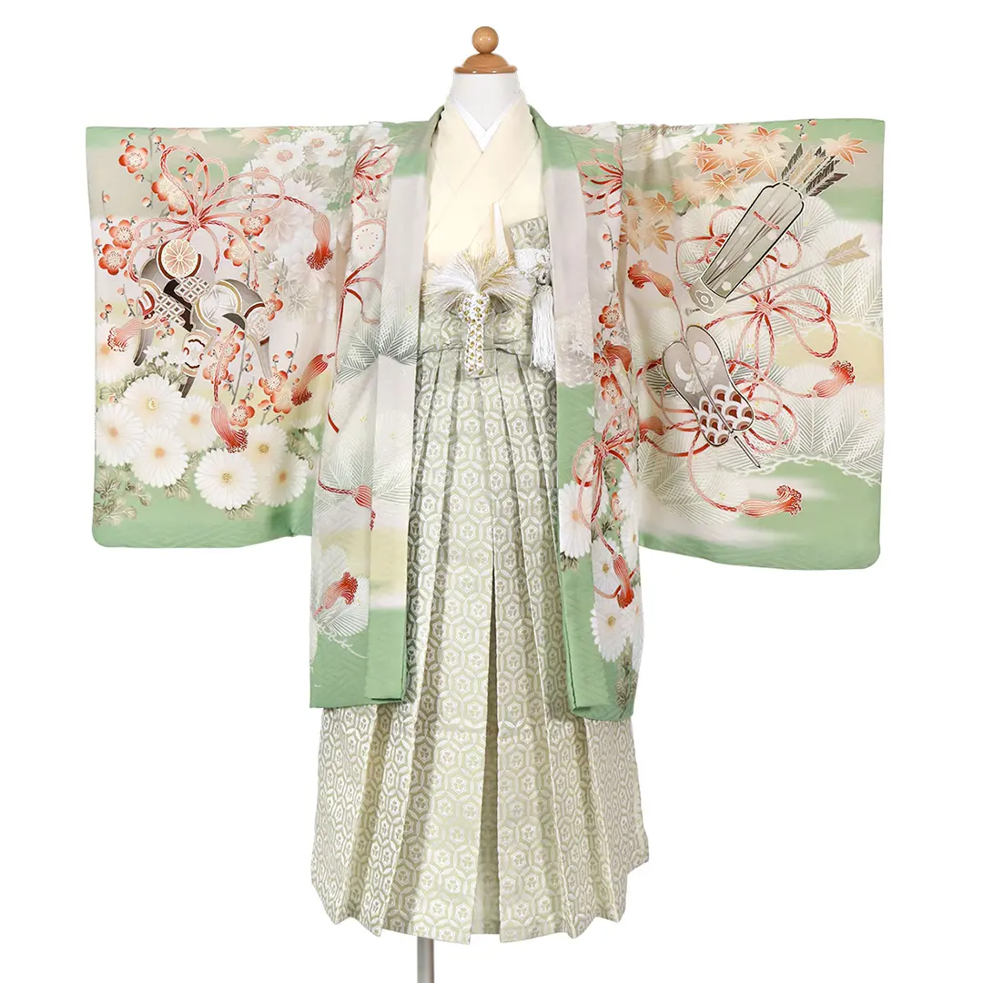 《華徒然》淡い千草色地に鷹と武具、白の袴／七五三・五歳男の子・袴