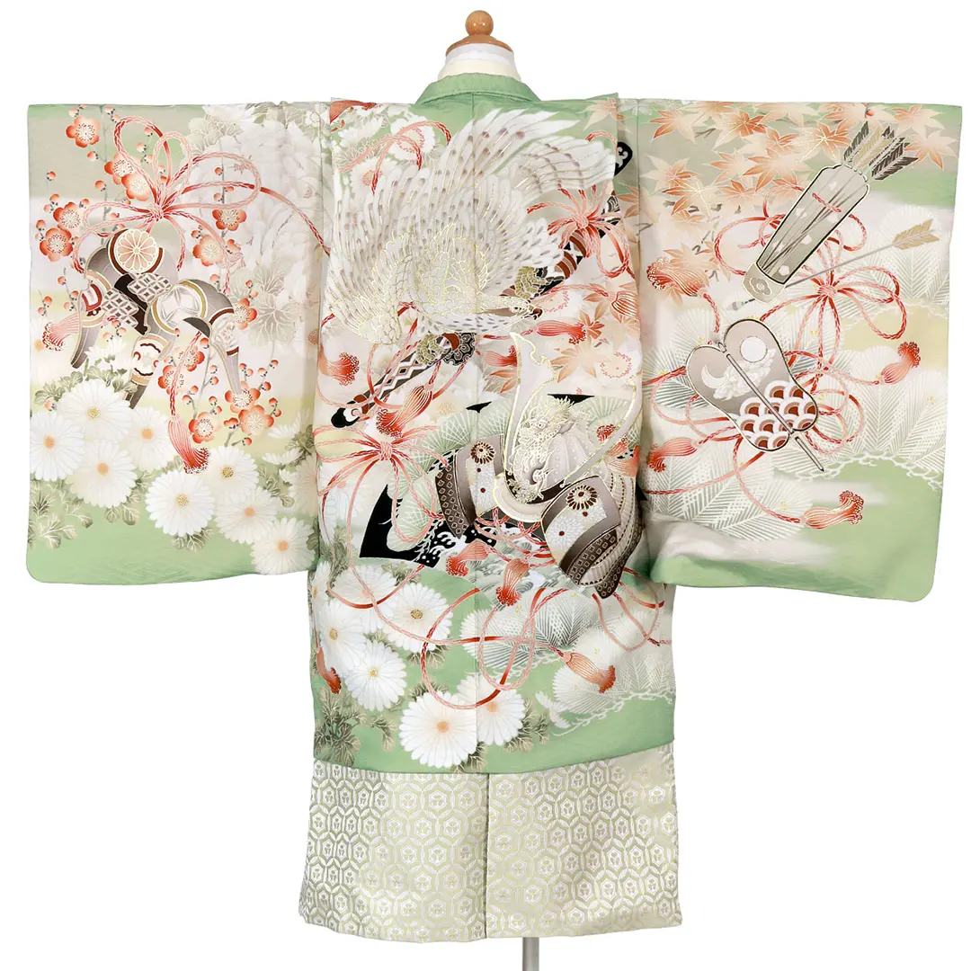 《華徒然》淡い千草色地に鷹と武具、白の袴／七五三・五歳男の子・袴