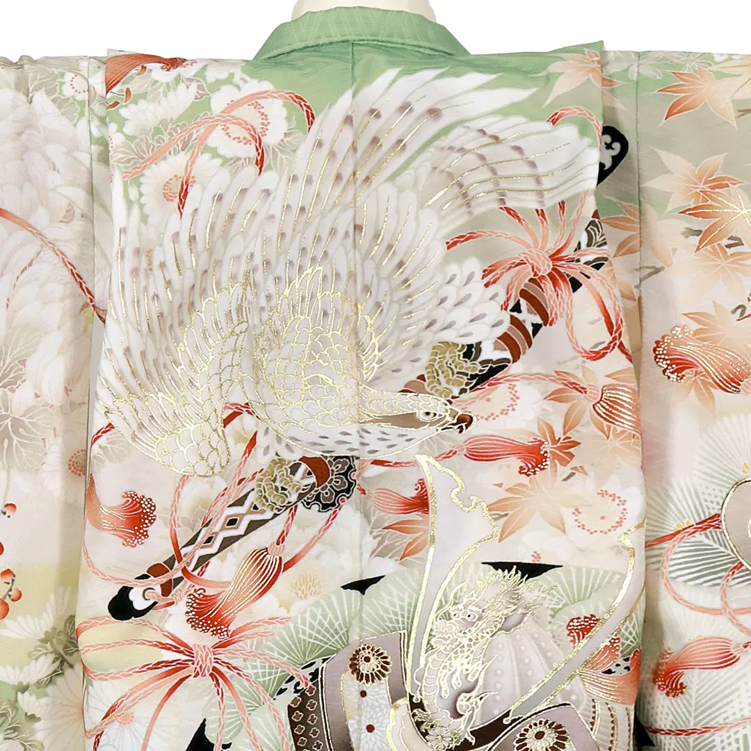 《華徒然》淡い千草色地に鷹と武具、白の袴／七五三・五歳男の子・袴