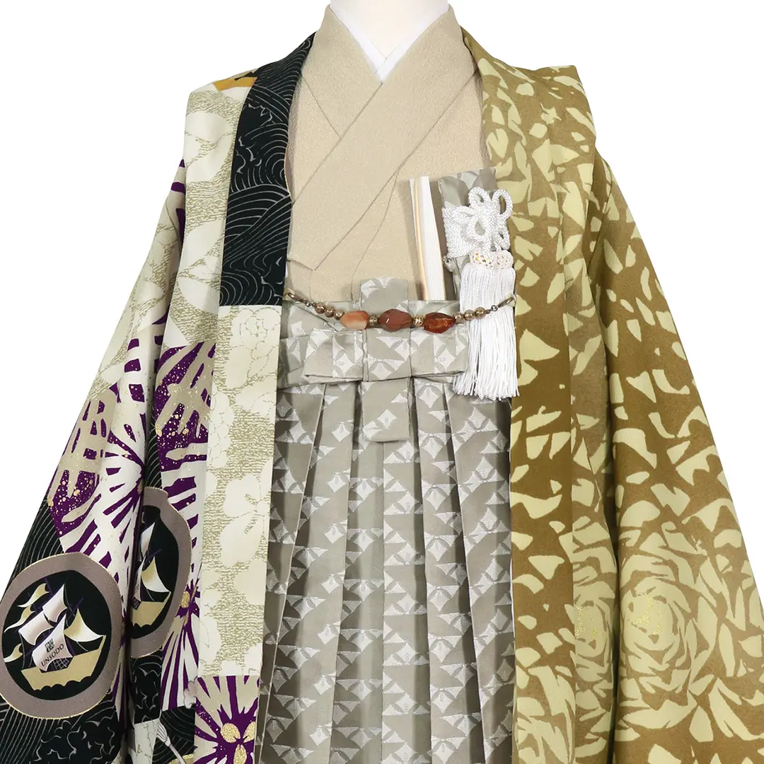 《芸艸堂》菊と吉祥文の片身がわり（茶色）、グレーの袴／七五三・五歳男の子・袴