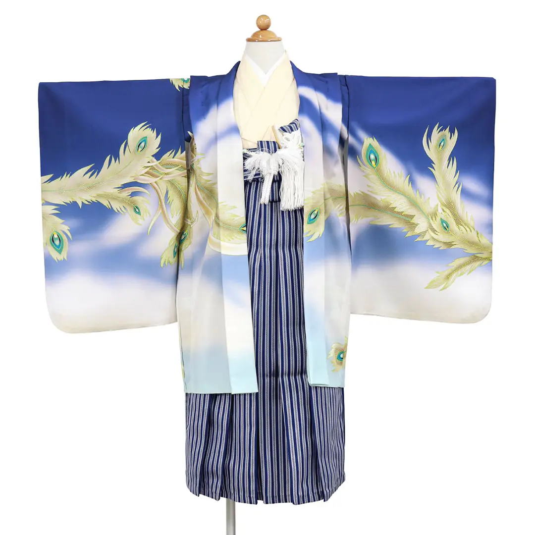青地に金の鳳凰、紺縞の袴／七五三・五歳男の子・袴 袖を広げた状態