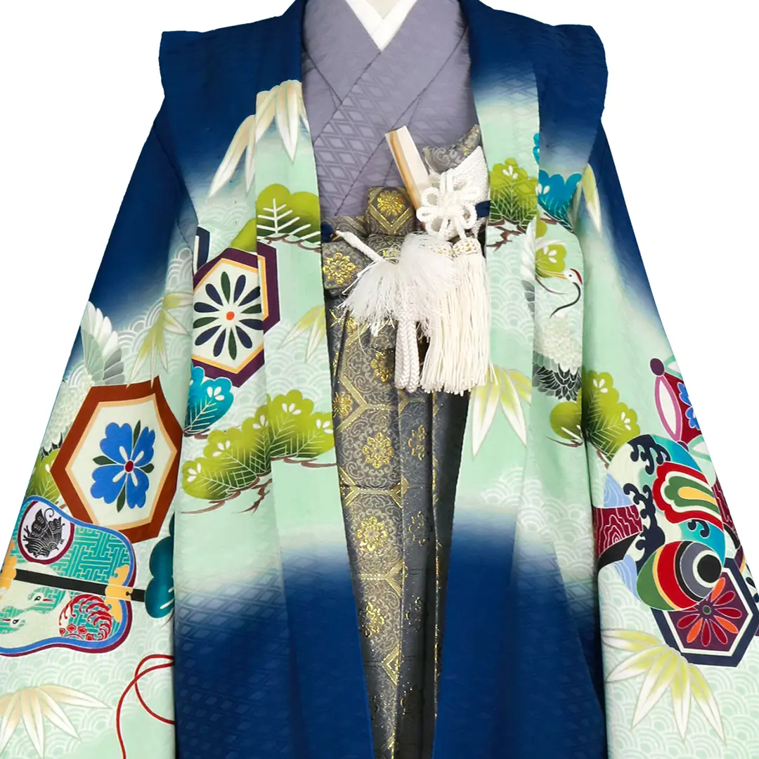 紺地に太刀と兜、藍鼠の袴／七五三・五歳男の子・袴／衿元詳細