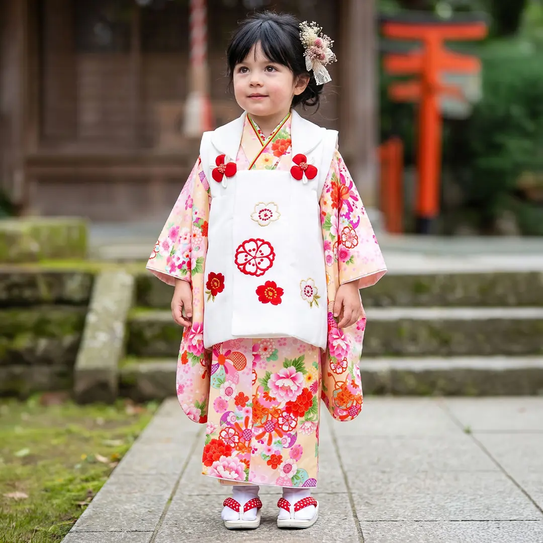 アイボリー地に小鼓と牡丹の被布コートセット／七五三・三歳女の子／着用イメージ