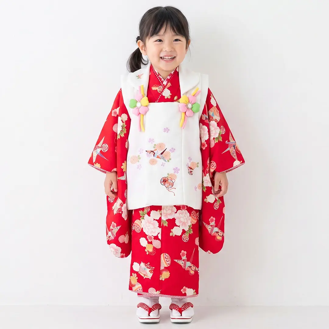 赤地に牡丹と鞠、白の被布コートセット／七五三・三歳女の子／着用イメージ
