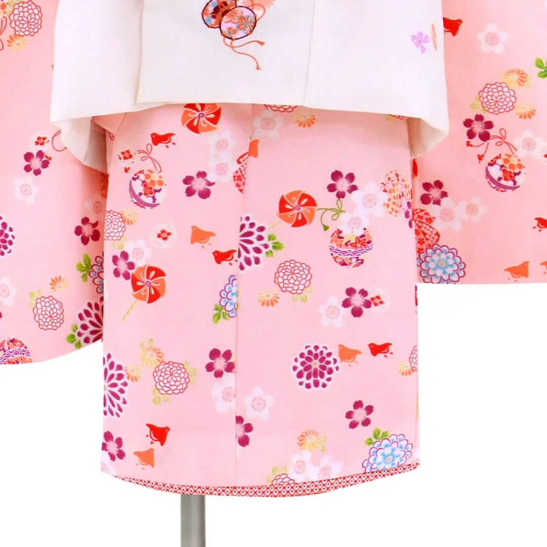 薄ピンク地に小花と鞠、白の被布コートセット／七五三・三歳女の子／裾