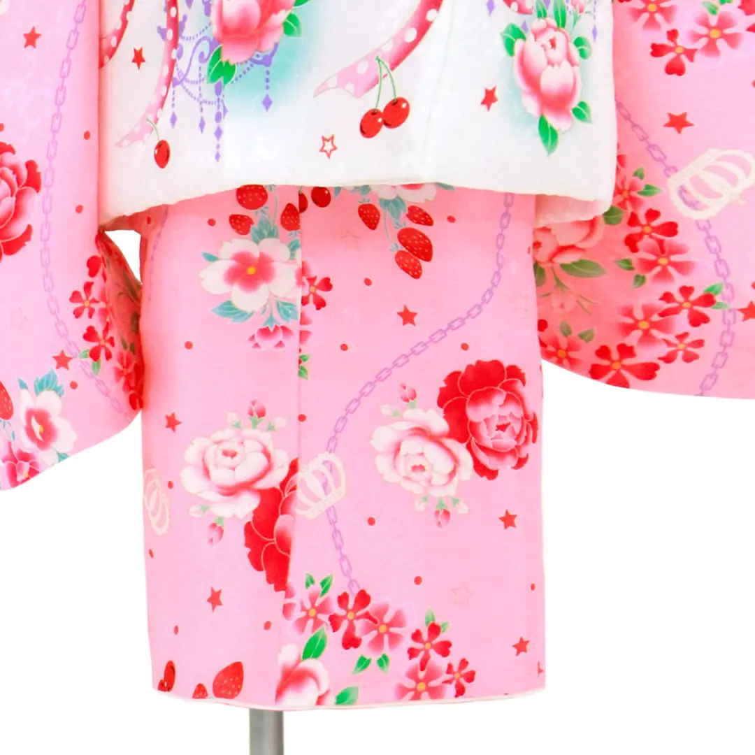 七五三　3歳の女の子のお支度　ハローキティのコーディネート　お被布と正絹のお着物 HELLO KITTY》ピンク地に花と果物のKITTYの被布コートセット／七五三