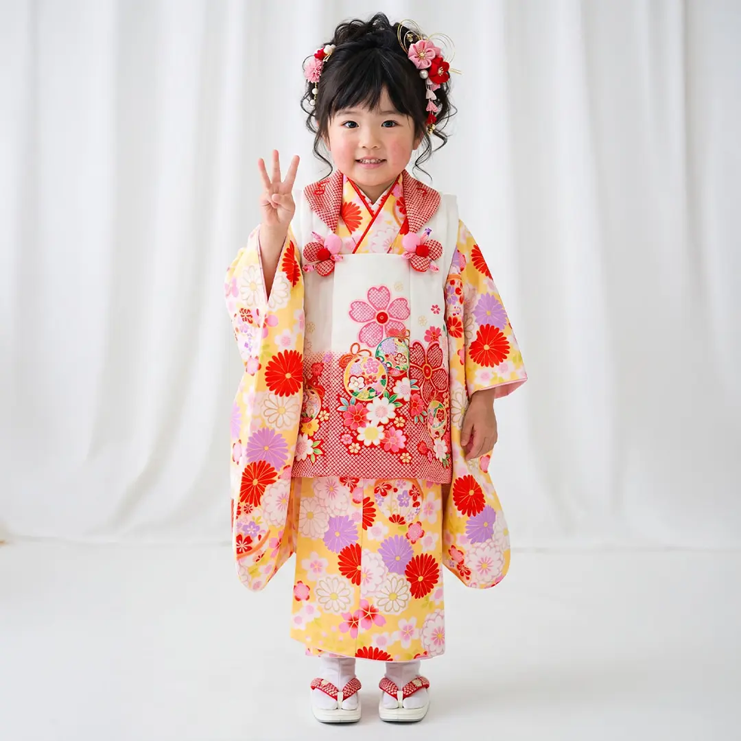 黄色地に大輪の花と鞠、鈴の被布コートセット／七五三・三歳女の子／着用イメージ