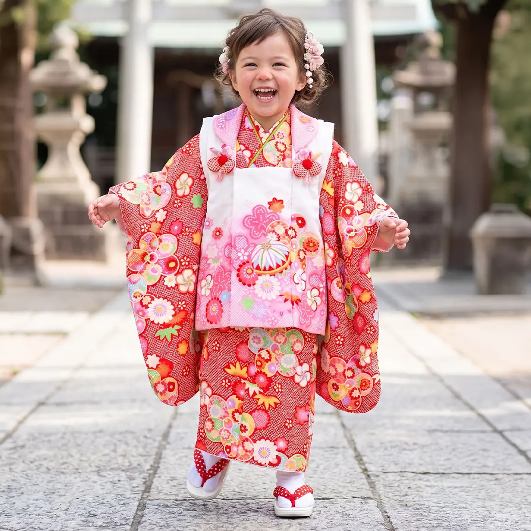 七五三 赤着物 3歳 フルセット疋田　着物 3歳 女の子 お被布 セット 赤の疋田（ひった）地に四季花、鞠の被布コートセット／七五三・三歳
