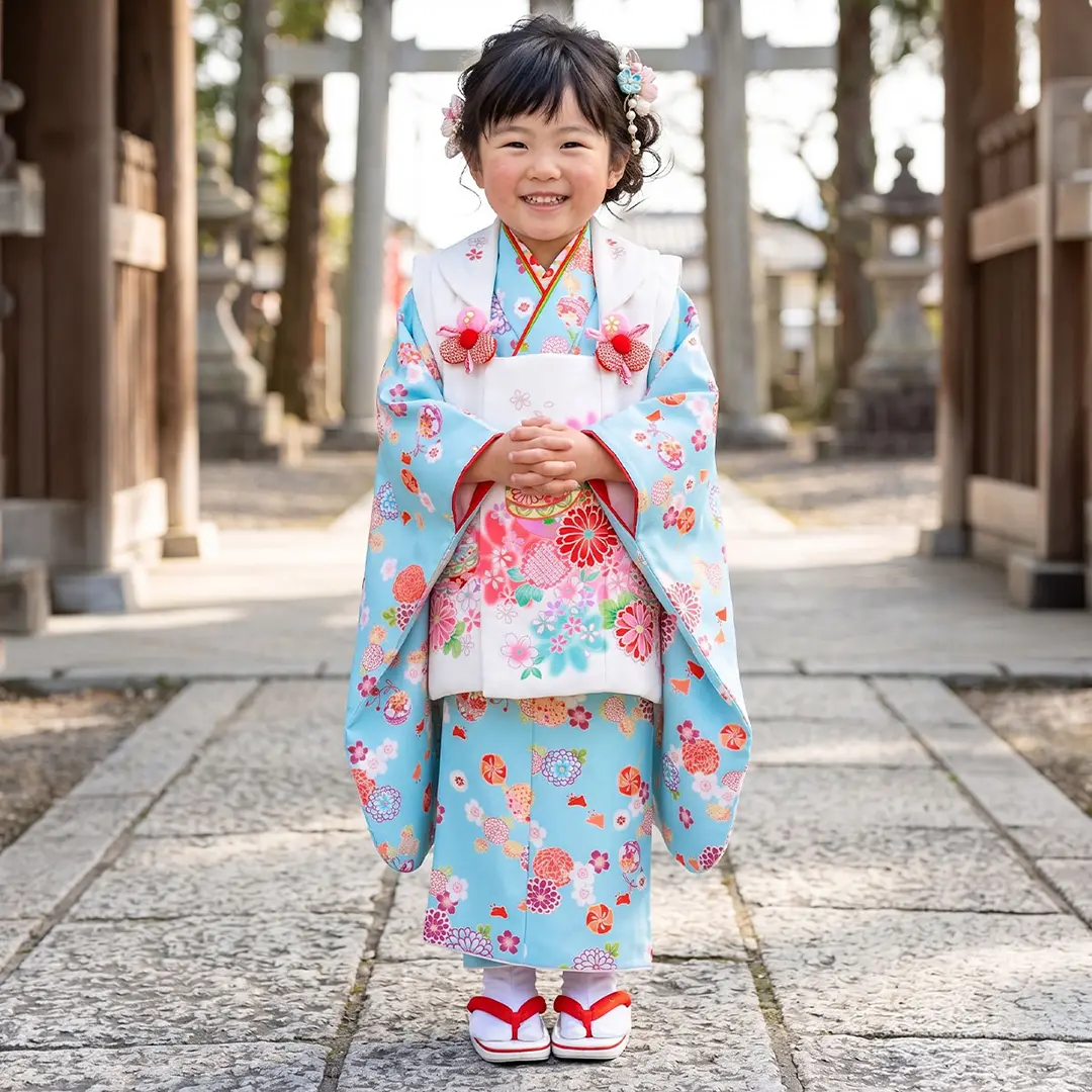 水色地に小さな菊模様、白の鞠の被布コートセット／七五三・三歳女の子／着用イメージ