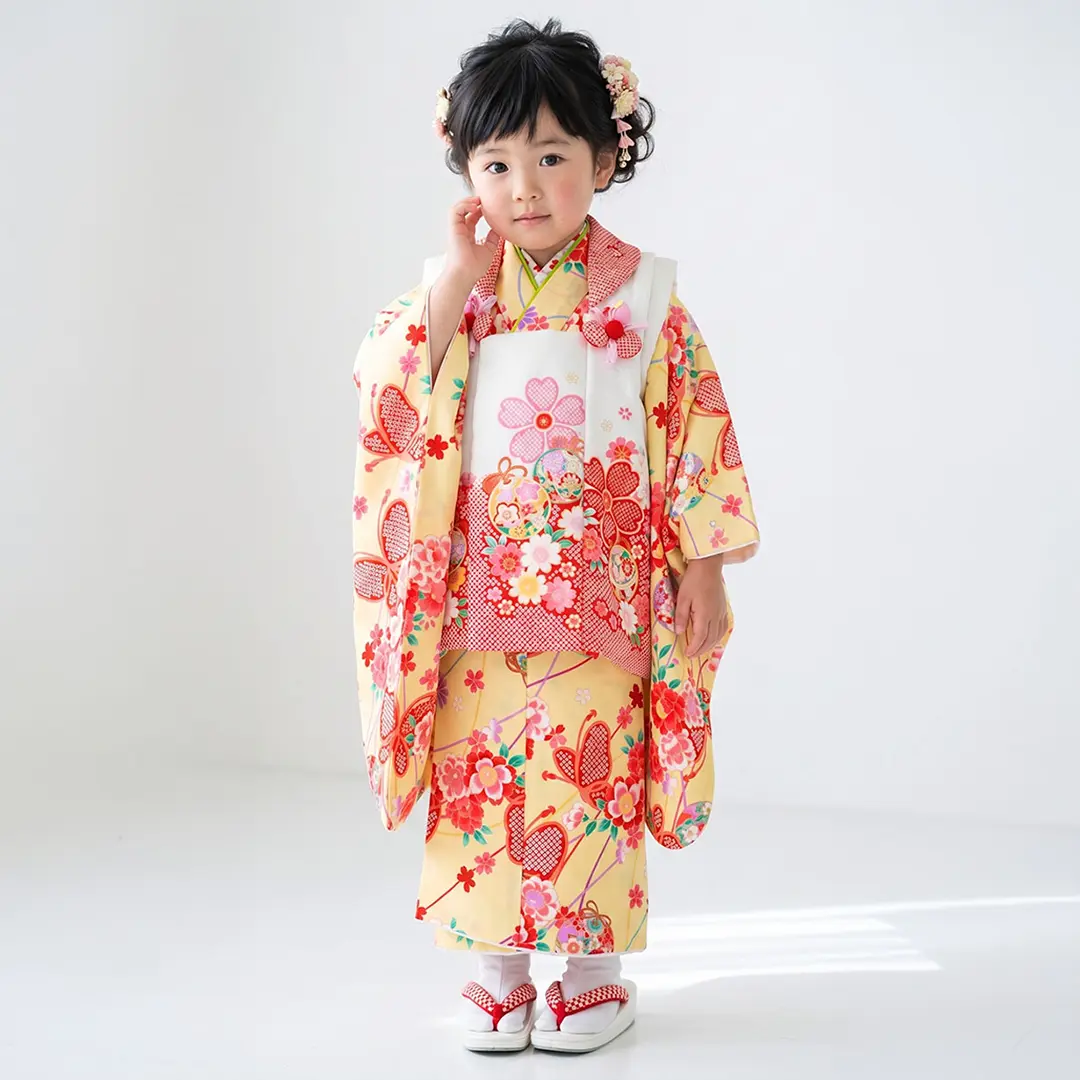 イエローに蝶と花、桜と鈴の被布コートセット／七五三・三歳女の子／着用イメージ