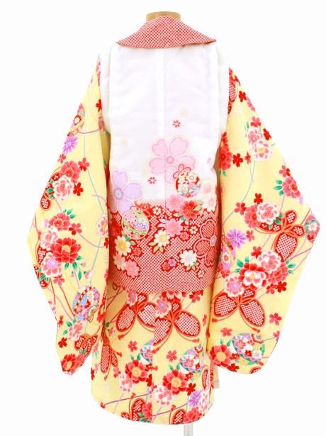 イエローに蝶と花、桜と鈴の被布コートセット／七五三・三歳女の子／背面