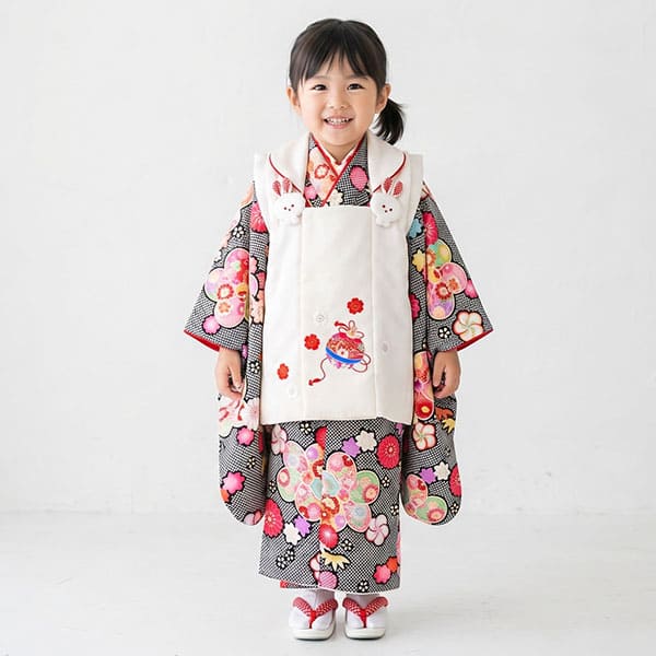 黒の疋田（ひった）地に花文様、鈴とうさぎの被布コートセット／七五三