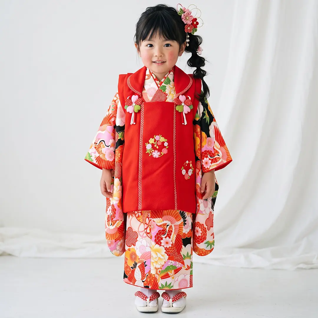 黒地に鶴や牡丹の吉祥柄、赤の被布コートセット／七五三・三歳女の子／着用イメージ