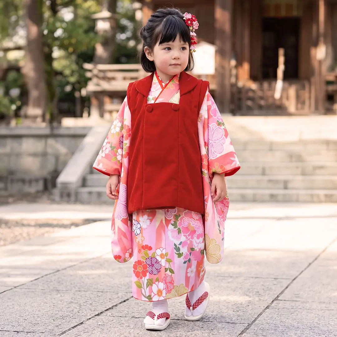 薄紅の地に四季花、赤の被布コートセット／七五三・三歳女の子／着用イメージ