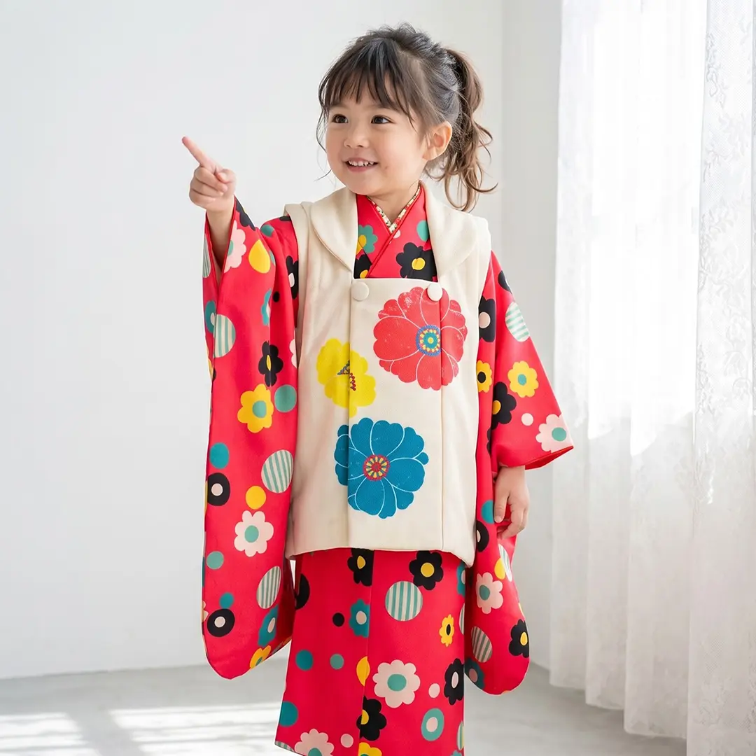 ピンク地にモダンな小花、クリーム地の被布コートセット／七五三・三歳女の子／着用イメージ