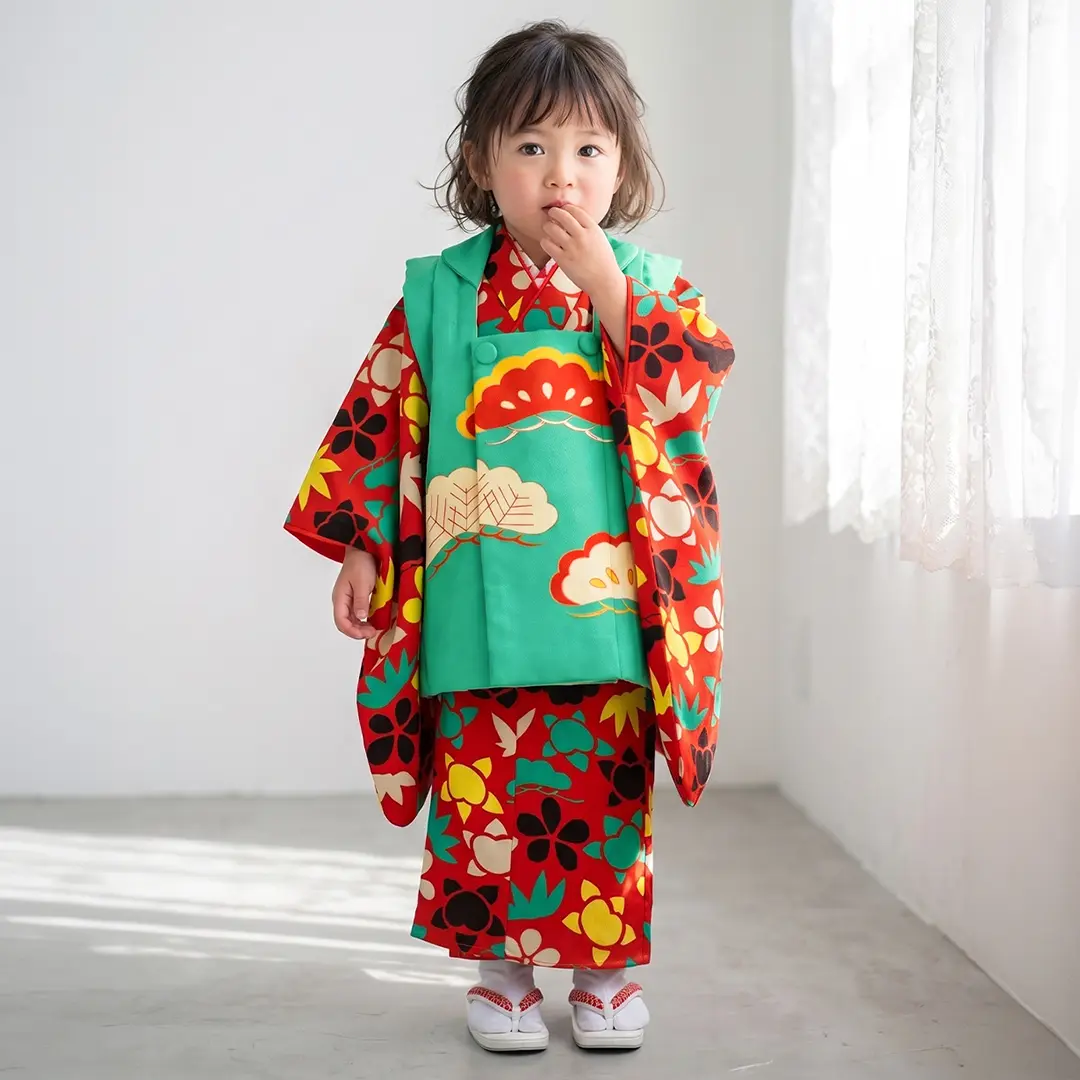 朱色地にモダンな松や橘、エメラルドグリーンの被布コートセット／七五三・三歳女の子／着用イメージ