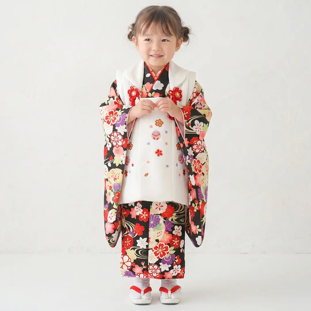 黒地に桜と雪輪に流水、白の被布コートセット／七五三・三歳女の子／着用イメージ
