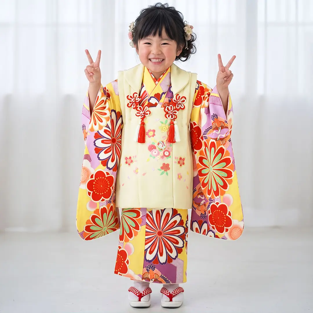 黄色地に菊と鶴菱、クリームの被布コートセット／七五三・三歳女の子／着用イメージ