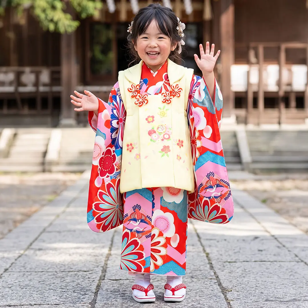 赤地に菊と鶴菱、クリームの被布コートセット／七五三・三歳女の子／着用イメージ