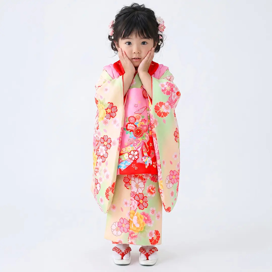 薄黄緑とクリーム色に牡丹と桜、赤とピンクの被布コートセット／七五三・三歳女の子／着用イメージ
