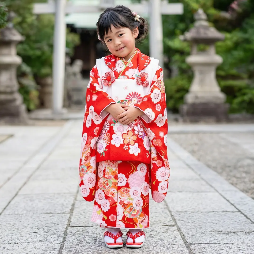 赤地に桜、白と赤の被布コートセット／七五三・三歳女の子／着用イメージ