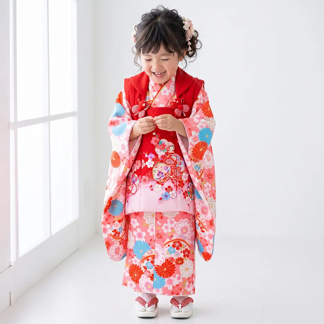 薄桃地に鞠と花尽くし、赤の被布コートセット／七五三・三歳女の子／着用イメージ