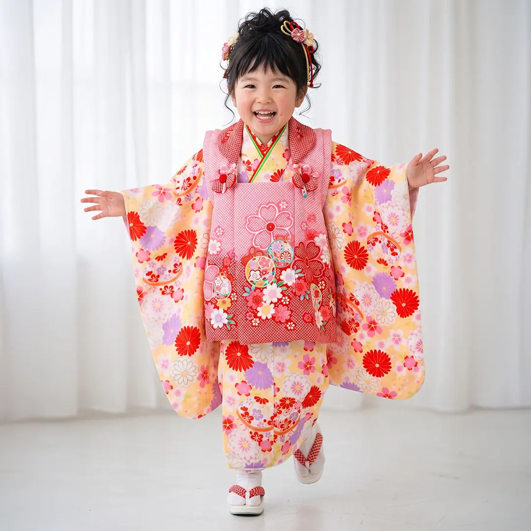 黄色地に鞠と花尽くし、赤とピンクの被布コートセット／七五三・三歳女の子／着用イメージ
