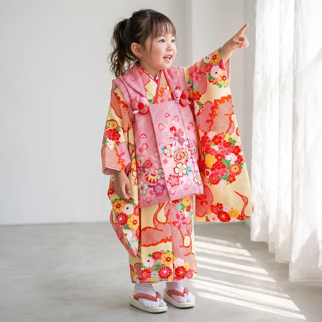 黄色地に疋田（ひった）の鶴と花丸文の着物、ピンクの被布コートセット／七五三・三歳女の子／着用イメージ