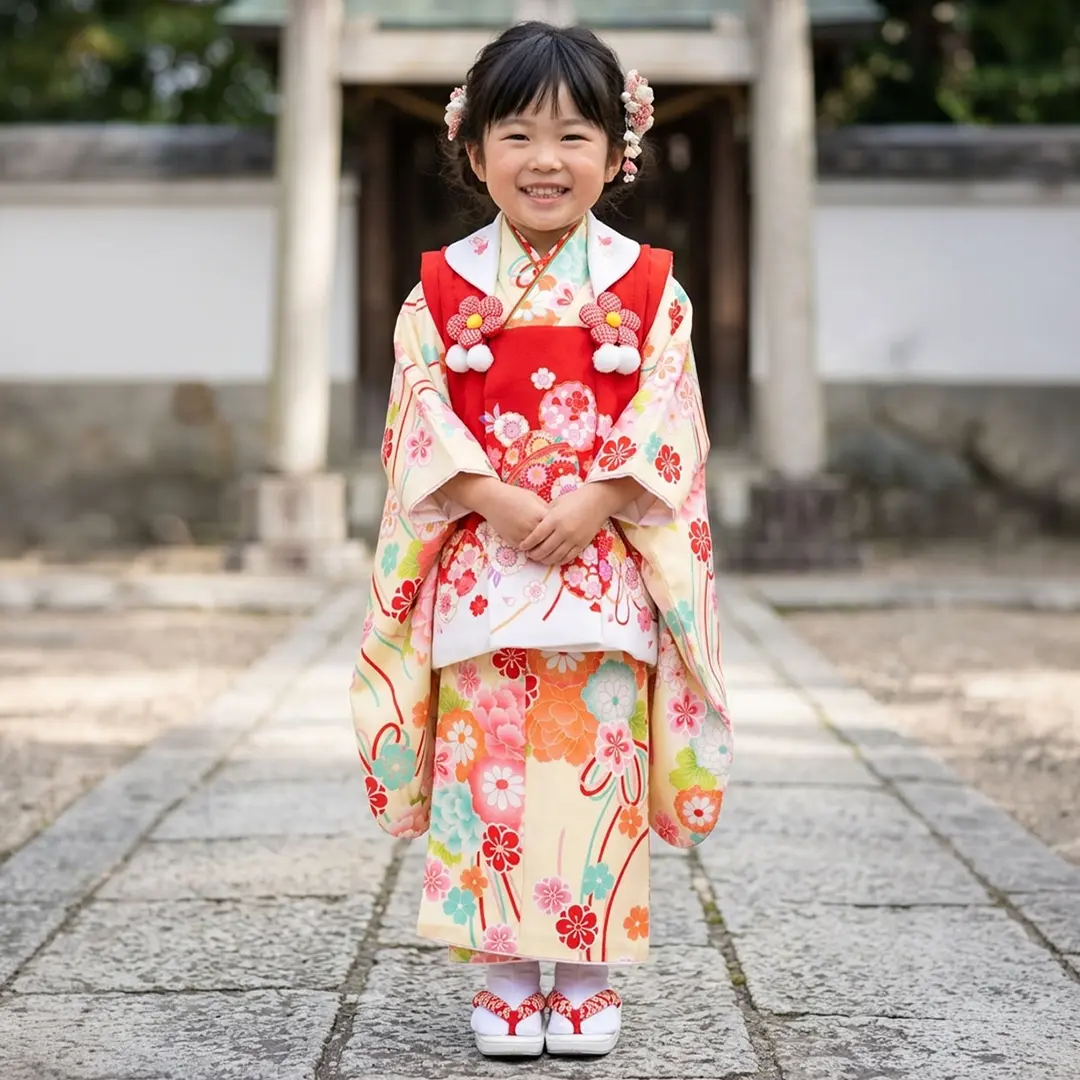薄クリームに花尽くしとリボン、赤の被布コートセット／七五三・三歳女の子／着用イメージ
