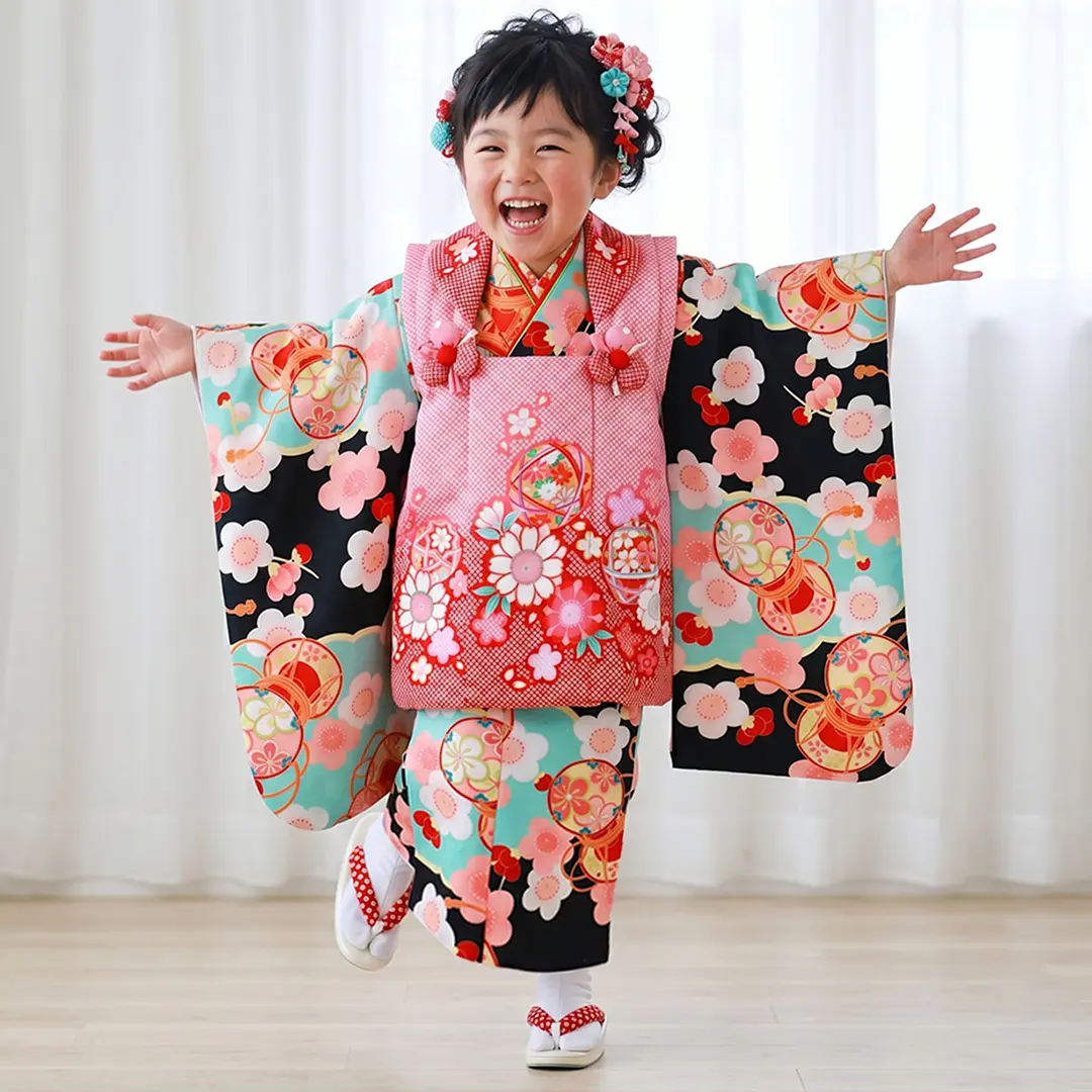 黒地に雲取りと鼓と桜、赤とピンクの被布コートセット／七五三・三歳女の子／着用イメージ
