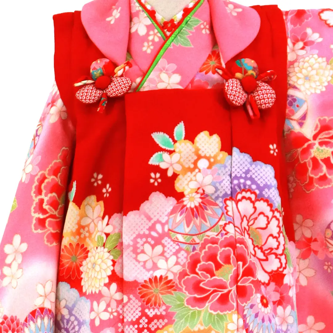 ピンク地に牡丹や鞠、桜の着物に赤の被布コートセット／七五三・三歳