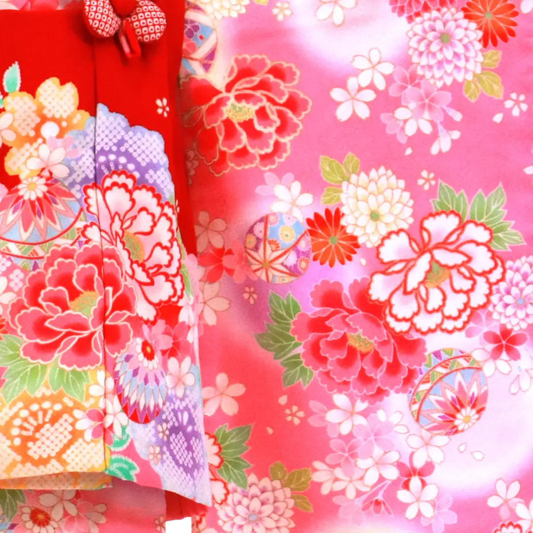 ピンク地に牡丹や鞠、桜の着物に赤の被布コートセット／七五三・三歳