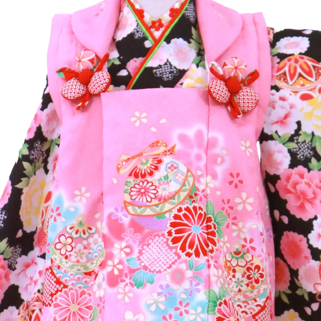 黒地に牡丹と桜、鈴の着物にピンクの被布コートセット／七五三・三歳女の子／被布詳細