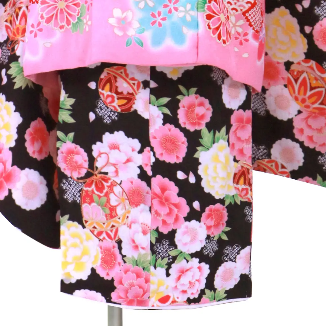黒地に牡丹と桜、鈴の着物にピンクの被布コートセット／七五三・三歳女の子／裾