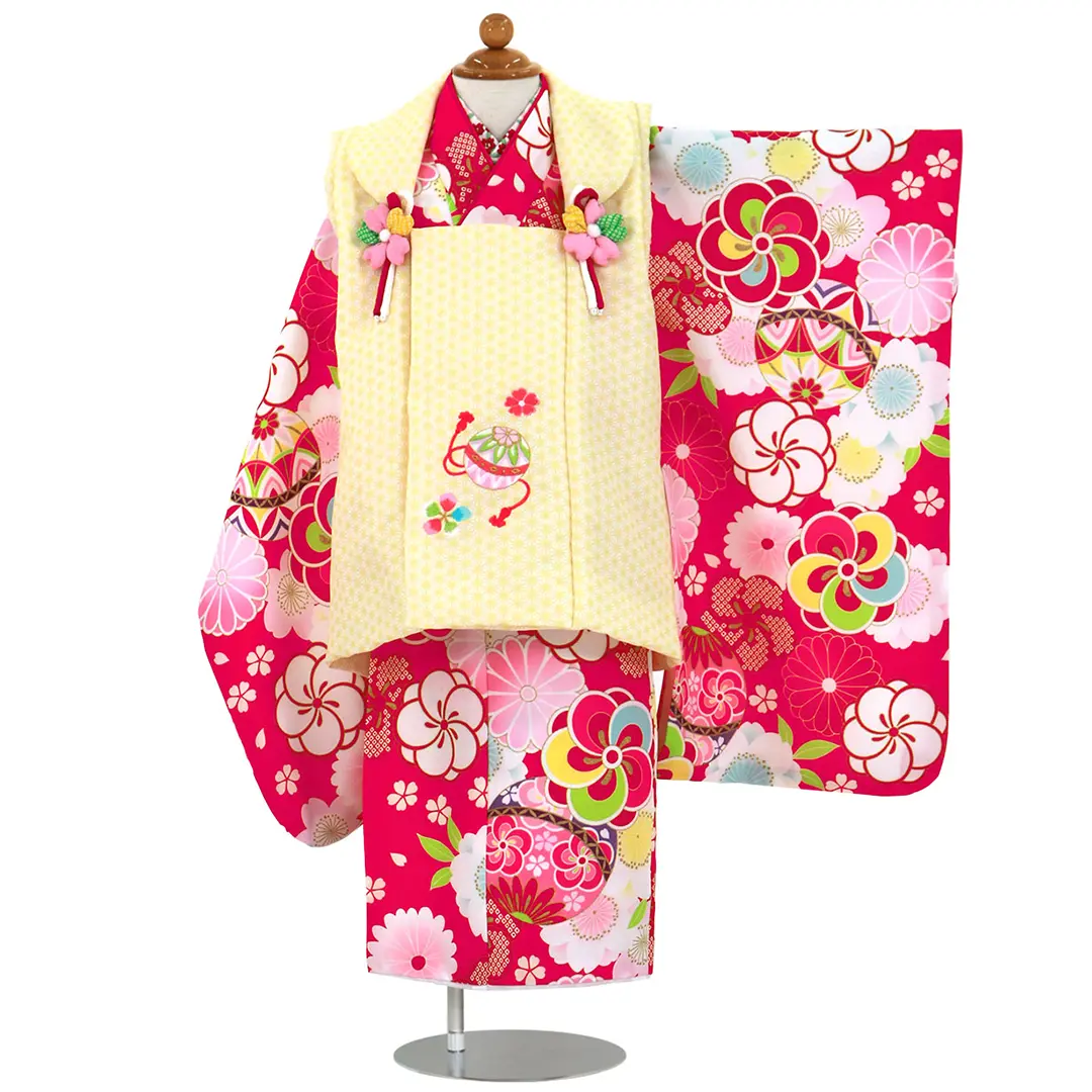 濃いピンク地にねじ梅と桜、鞠の着物、黄色の麻の葉模様の被布コート