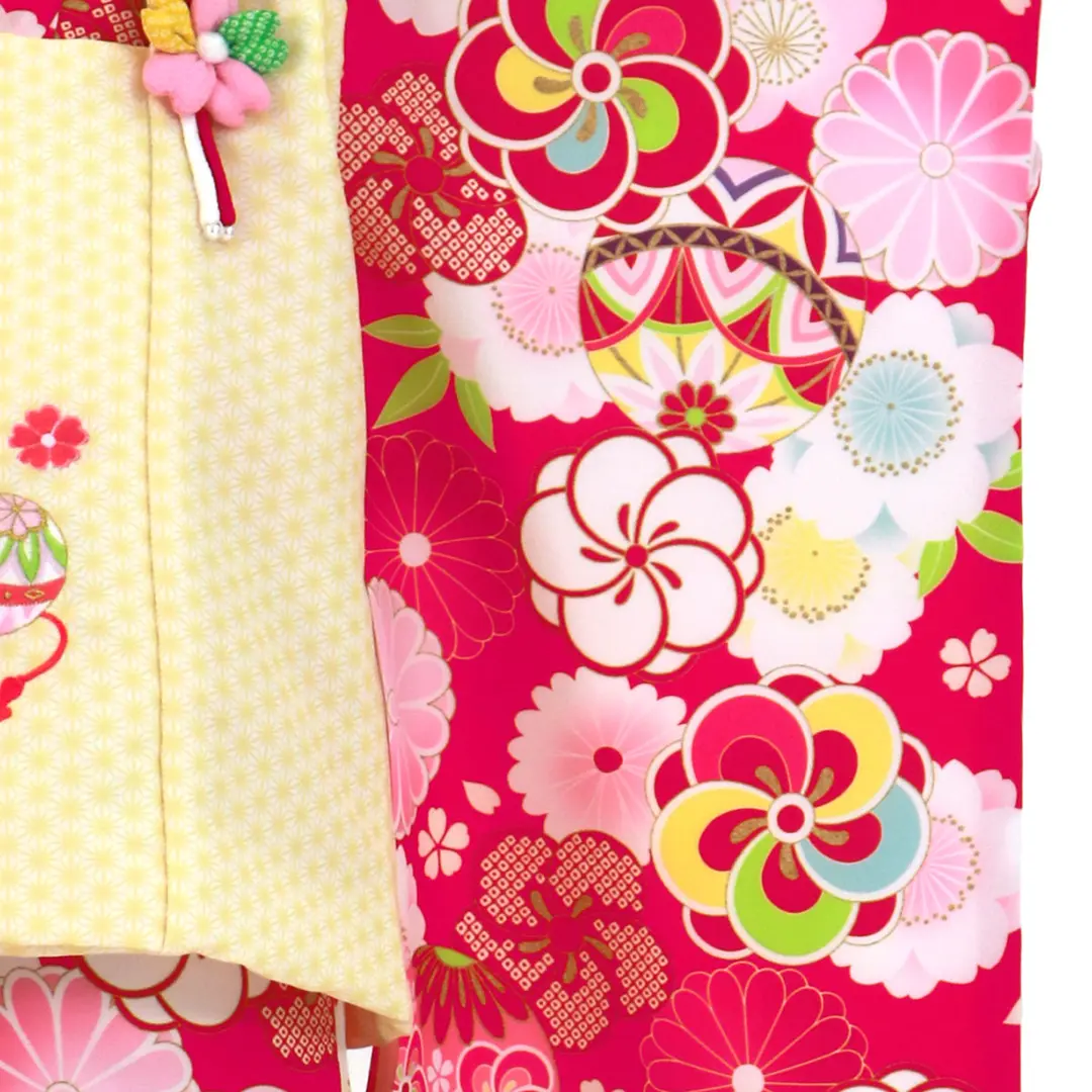 濃いピンク地にねじ梅と桜、鞠の着物、黄色の麻の葉模様の被布コート