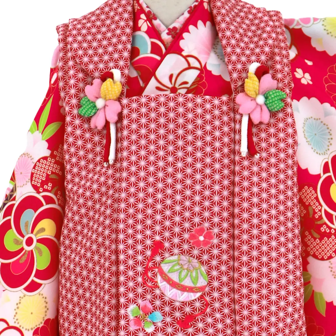 濃いピンク地にねじ梅と桜、鞠の着物、赤色の麻の葉模様の被布コートセット／七五三・三歳女の子