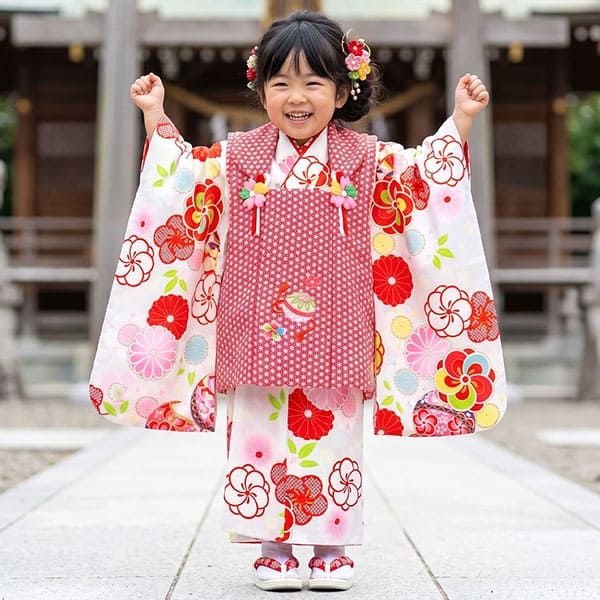 白地にねじ梅と桜、鞠の着物、赤地の麻の葉模様の被布コートセット