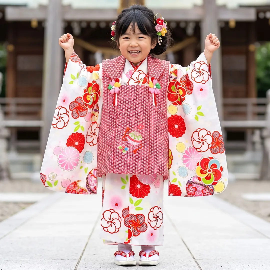 白地にねじ梅と桜、鞠の着物、赤地の麻の葉模様の被布コートセット