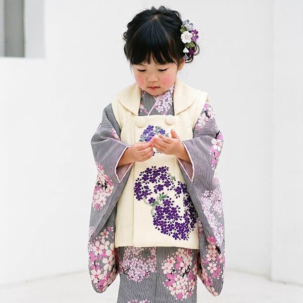 NATURAL BEAUTY》黒のストライプに桜、白の被布コートセット／七五三